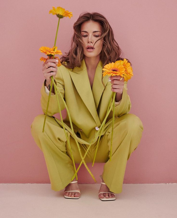 Mujer en traje lima sosteniendo flores